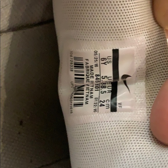 ~WHITE NIKE TENNIS SHOES~ - Picture 4 of 5